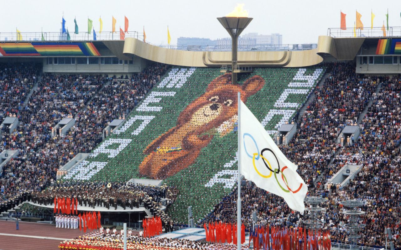 полные трибуны стадиона в Москве на открытии Олимпиады-1980